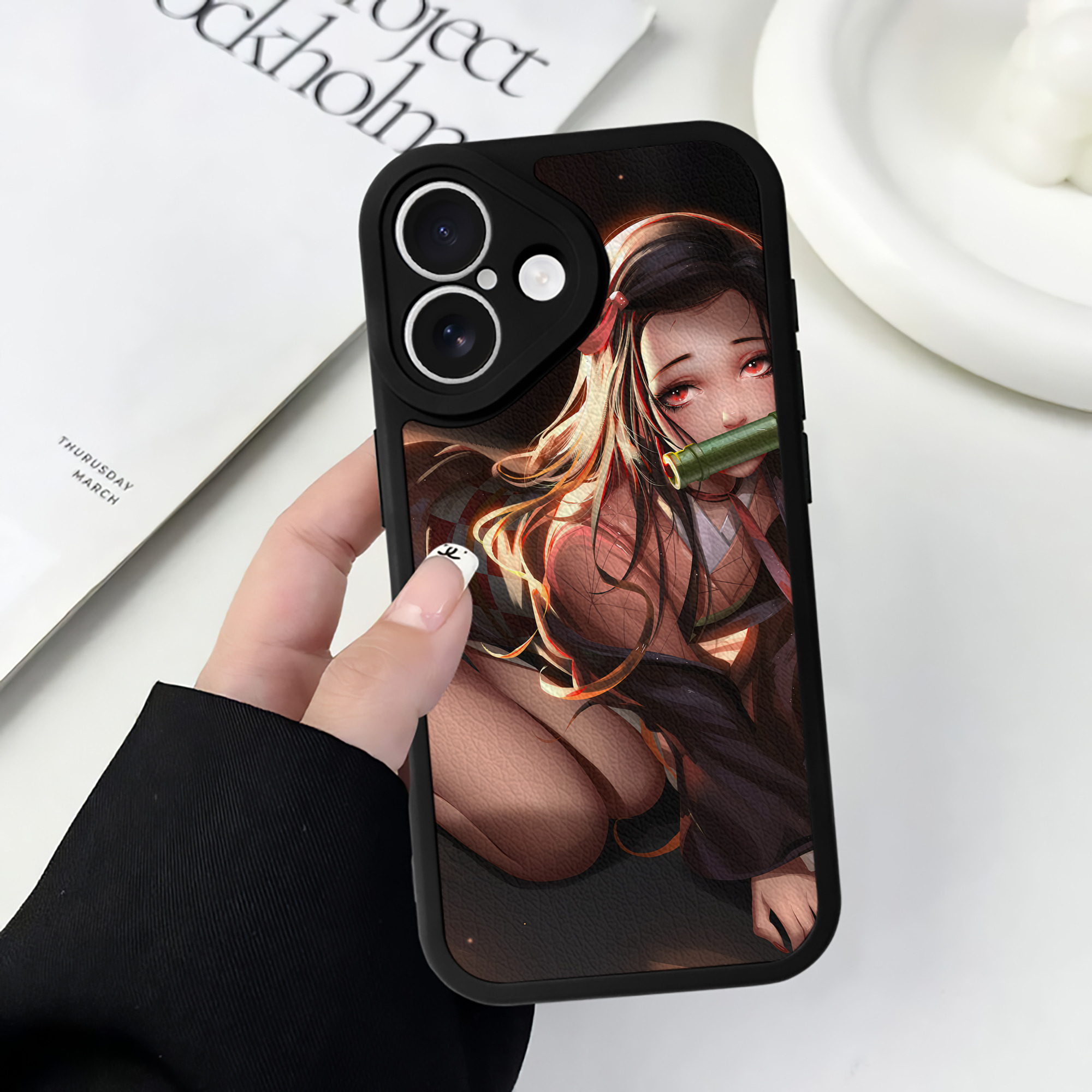 （画像用） 鬼滅の刃（きめつのやいば）竈門 禰󠄀豆子／かまど ねずこ Kamado Nezuko 【iPhone 16シリーズ対応】シリコンスマホケース（レザー調） 材質：シリコン